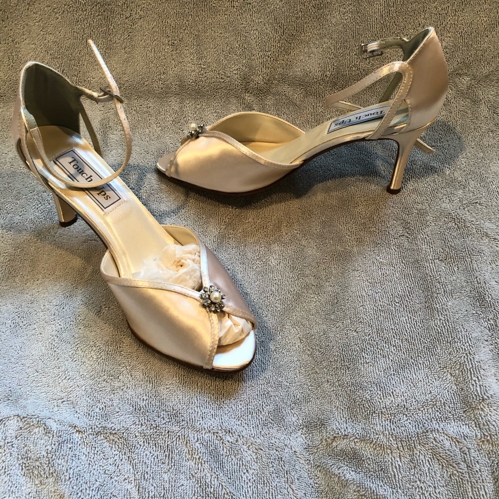 NWT Touch Ups Cream Satin Heels,Flower has pearl/jewels, Size 7.5